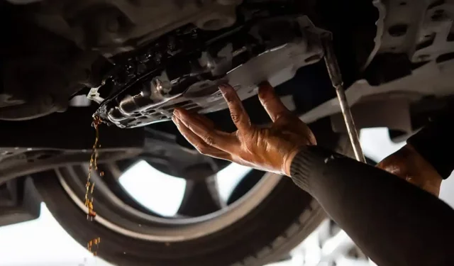 Aman dikkat! Mahmutlar’da vinçten yola yağ sızdı