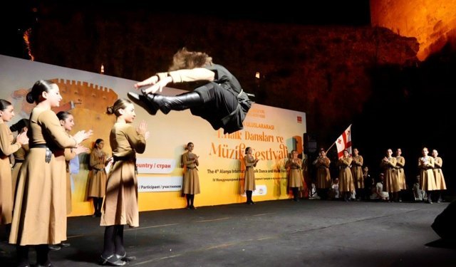 Kültürleri buluşturan dans ve müzik şöleni başladı