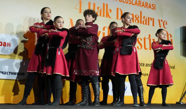 Kültürleri buluşturan festival, tüm coşkusuyla sürüyor