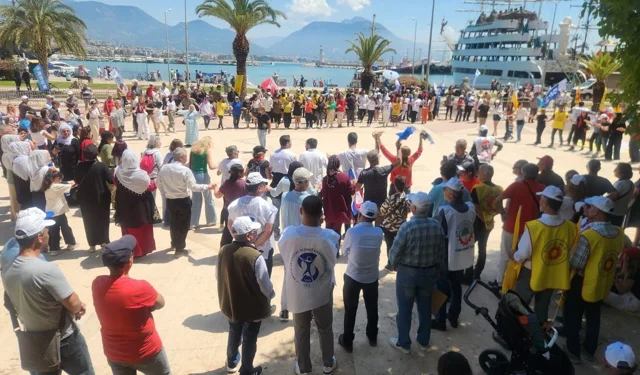 Alanya İskelesi’nde bayram havası: Şelale Meydanı inledi