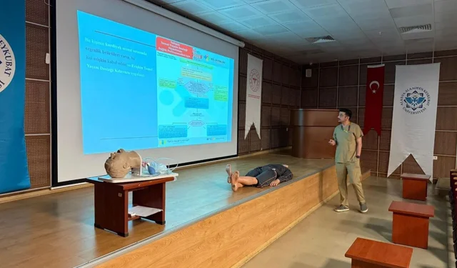 Alanya’da sağlıkçılara CPR eğitimi verildi