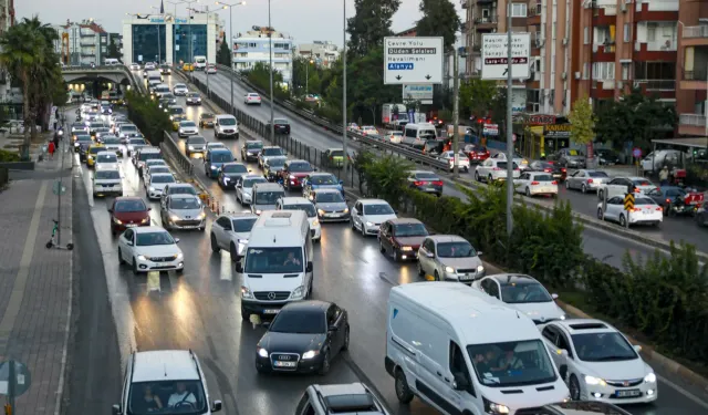 Alanya’dan gidiyorlar: D-400’de trafik kilit