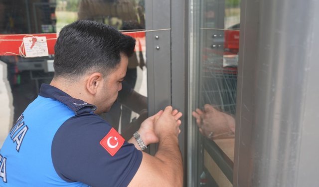 Alanya’da tüketim tarihi geçmiş ürün satıp mühürlendiler
