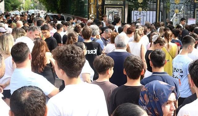 Alanya'da LGS heyecanı: Okul kapısında umutla beklediler