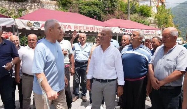 Karış karış geziyor: Başkan Özçelik, vatandaşı dinledi