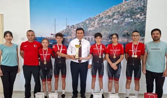 Alanya’nın gururu oldular: Pedalları Türkiye ikinciliğine çevirdiler