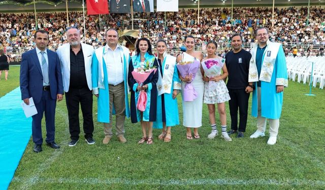 ALKÜ mezuniyetinde çifte mutluluk: Kızı kanseri yendi, kendisi mezun oldu