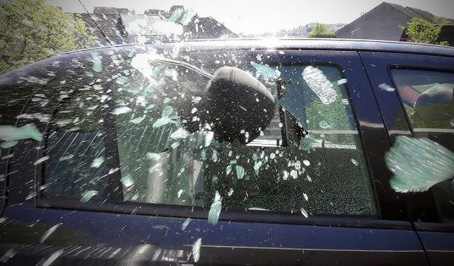 Öfke dolu anlar: Babasının otomobilini parçaladı