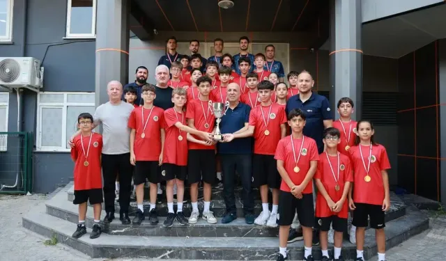 Alanyaspor U13 takımı, şampiyonluk kupasını ve madalyalarını aldı