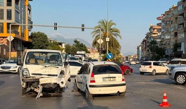 Alanya Çevre Yolu'nda zincirleme kaza: 3 yaralı