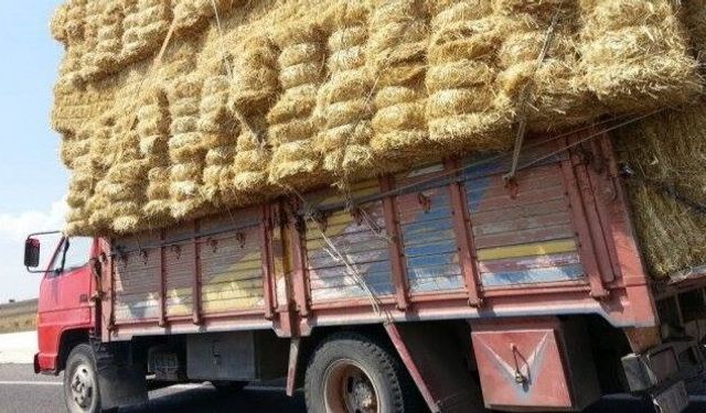 Saman yüklü kamyonet devrildi, trafik felç oldu