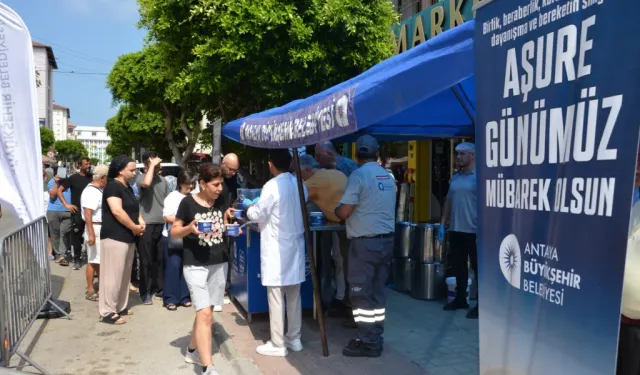Alanya’da vatandaş ve turistlere aşure dağıtıldı