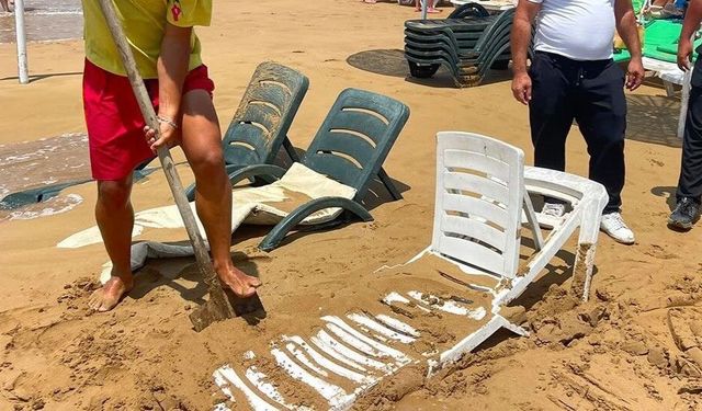 Alanya’da dev dalgalar şezlongları yuttu