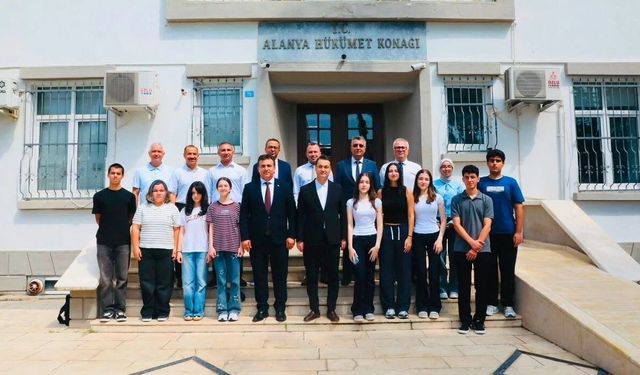Kaymakam Öztürk'ten Alanya'nın rekortmen öğrencilerine tebrik
