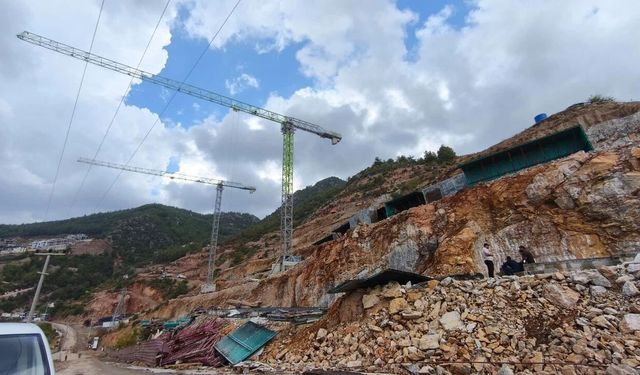 Alanya Tepe Yolu ilk yağmurda felç oldu