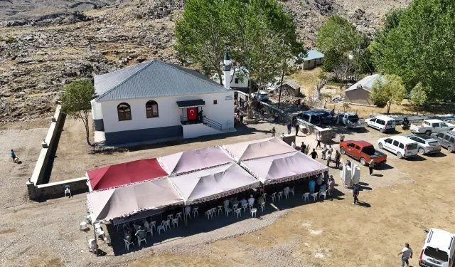 Alanya’da gençler el ele verdi, o eser yükseldi