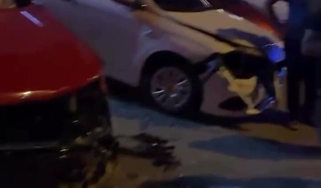 Alanya’da galeriye giren otomobil, 3 aracı hurdaya çevirdi