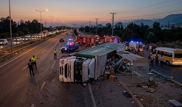 Kontrolden çıkan tır durağı biçti: 2 ölü