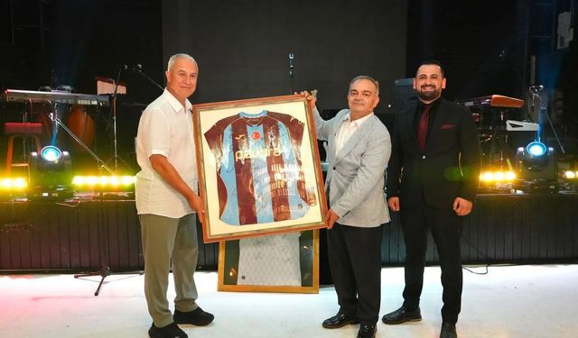 Alanya tek yürek oldu: Ünlü sanatçı, çocuklar için sahnedeydi