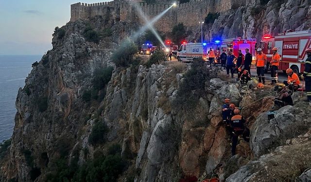 Alanya’da uçurum kenarında mahsur kaldılar