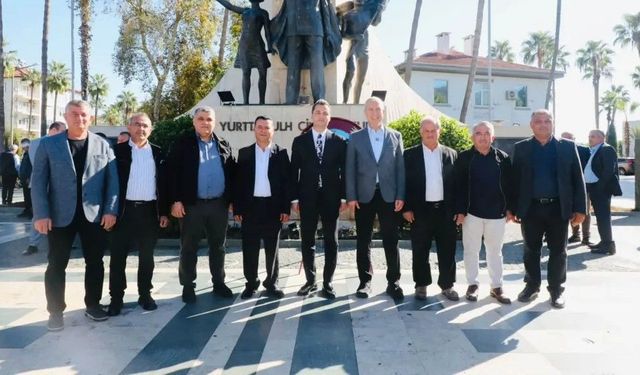 Muhtarlar Günü’nde Atatürk Anıtı’na çelenk sunuldu