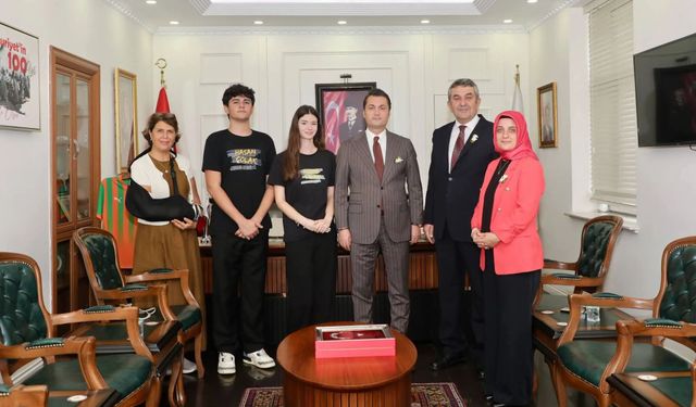 Liselilerden Kaymakam Öztürk’e sürpriz proje