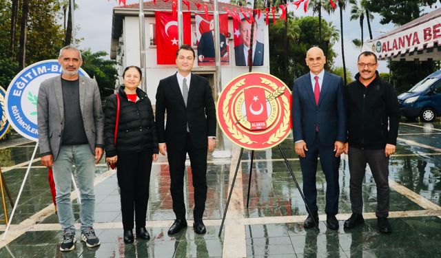 Alanya'da 103. yıl coşkusu, yağmura rağmen başladı