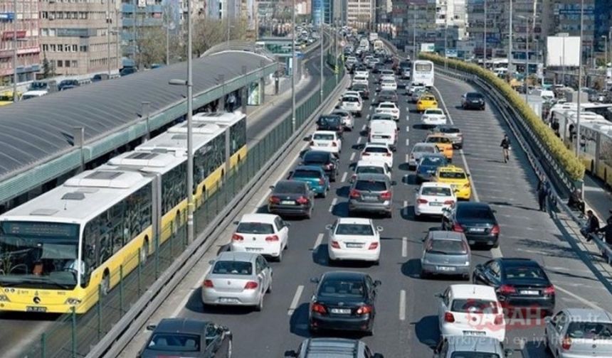 HER TÜRLÜ DENETİM VAR
Trafik kurallarını ihlal eden sürücülerin özellikle büyükşehirlerde denetimden kaçmaları çok zor. Drone&#039;la, helikopterle, sabit ve mobil EDS&#039;yle sürekli denetim var. Kural ihlali cebinizden en az 108 liranın çıkması anlamına geliyor. Cezanın kaçınılmaz olduğu hallerde yasalara göre; yüzde 25 daha az ödemek mümkün.