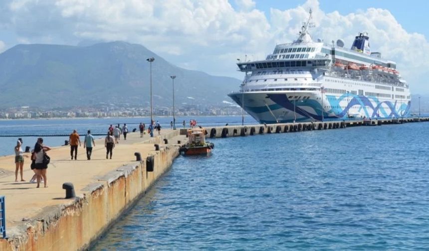 İsrailli turistler Alanya’ya beşinci kez denizden geldi
