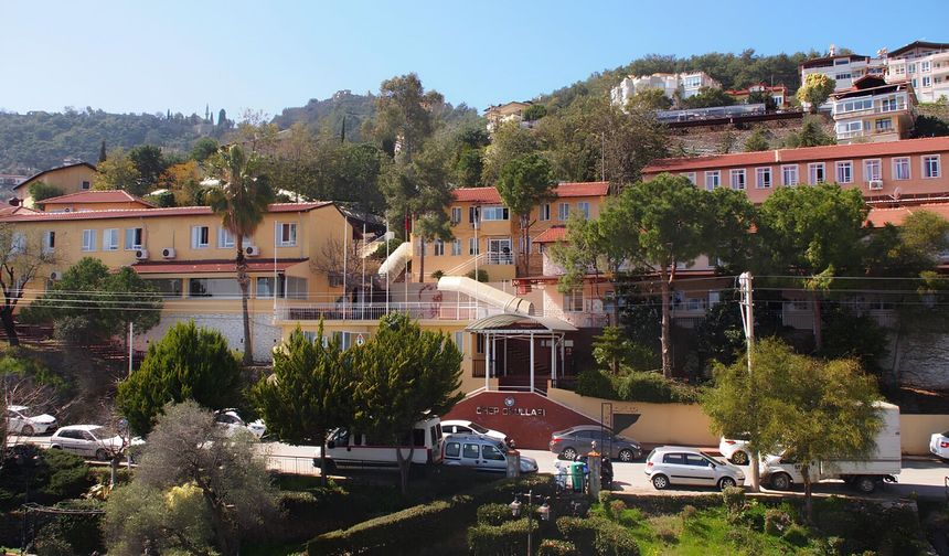 Alanya’nın eğitim çınarı ÖHEP’te isim krizi: Vakıf mı, okul mu?