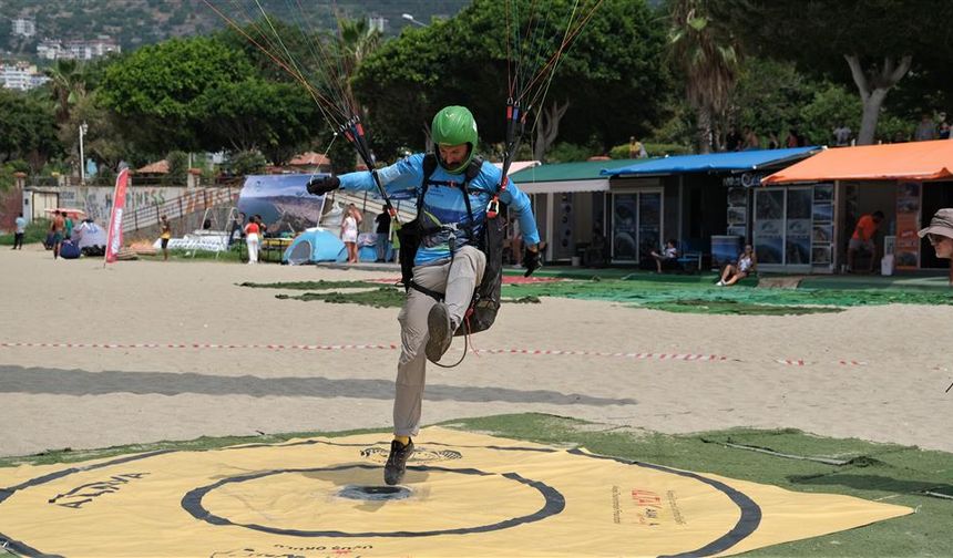 Yamaç Paraşütü Hedef Yarışması Alanya'da başladı