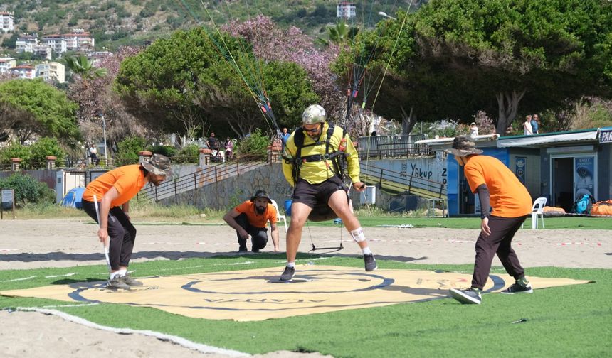 Yamaç Paraşütü Hedef Yarışması Alanya’da yapıldı