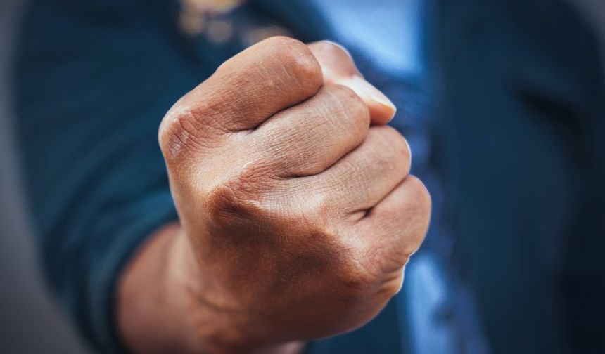 Alanya’da b*çakla gelip dayağı yedi: “Yeter arkadaşlar!”