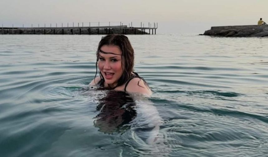 Ünlü sanatçı Deniz Seki, tatil için Alanya’ya geldi