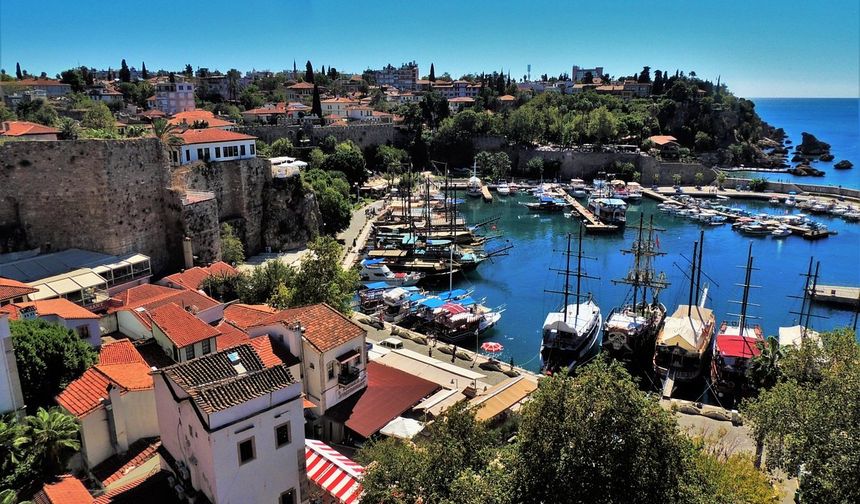 Antalya’da esnaf isyanda: “Sinek avlıyoruz”