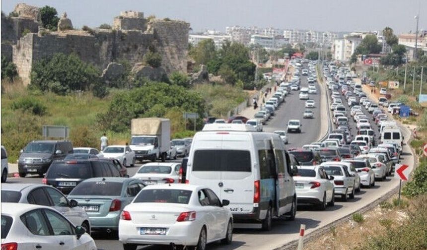 Alanya-Mersin yolunda gizem: Kuyruk var ama neden?