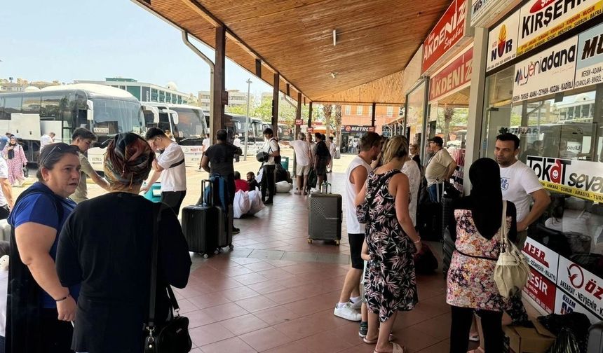 Eskişehir'de yoğunluk: Antalya ve Alanya biletleri tükendi