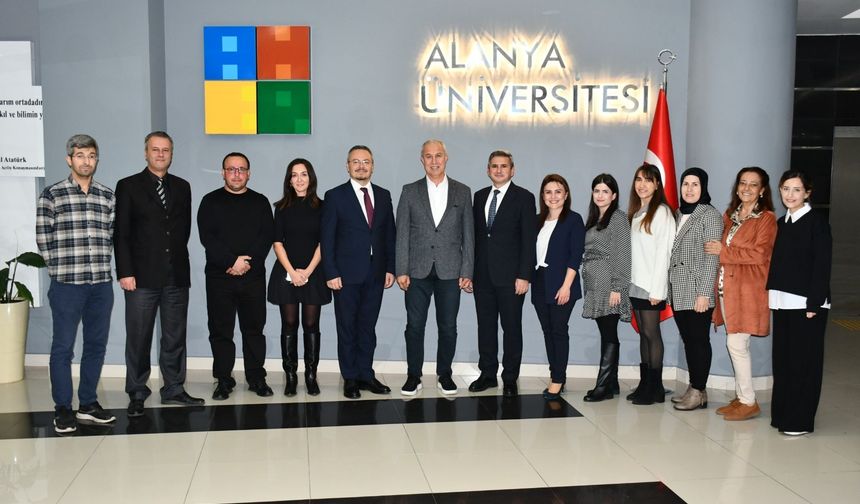 Alanya Üniversitesi’nden Başkan Özçelik’e plaket