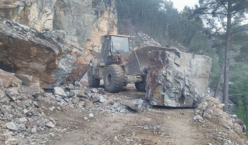 Alanya'da dev kayalar! Yol kapandı, kimse geçemedi
