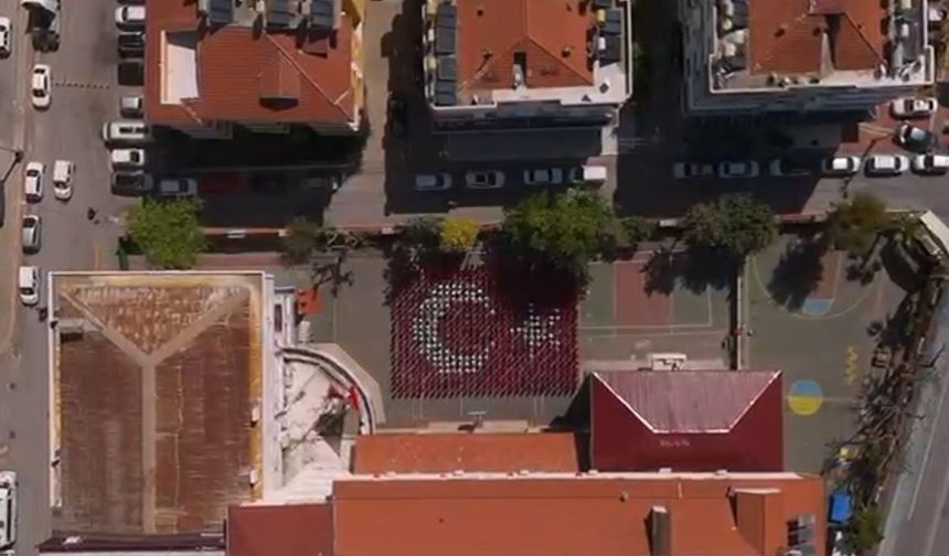 Alanya'da 590 kişilik dev bayrak koreografisi