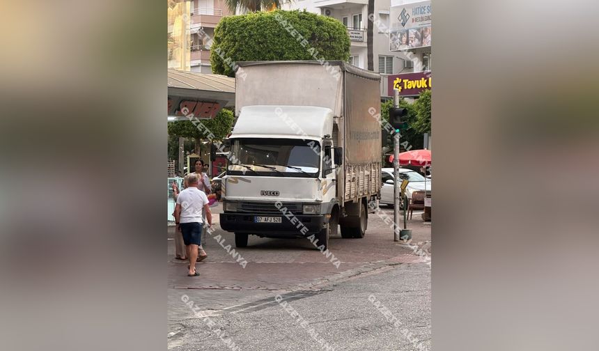 Alanya esnafından kaldırım isyanı: "Araç terörü bitsin, turizm kurtulsun!"