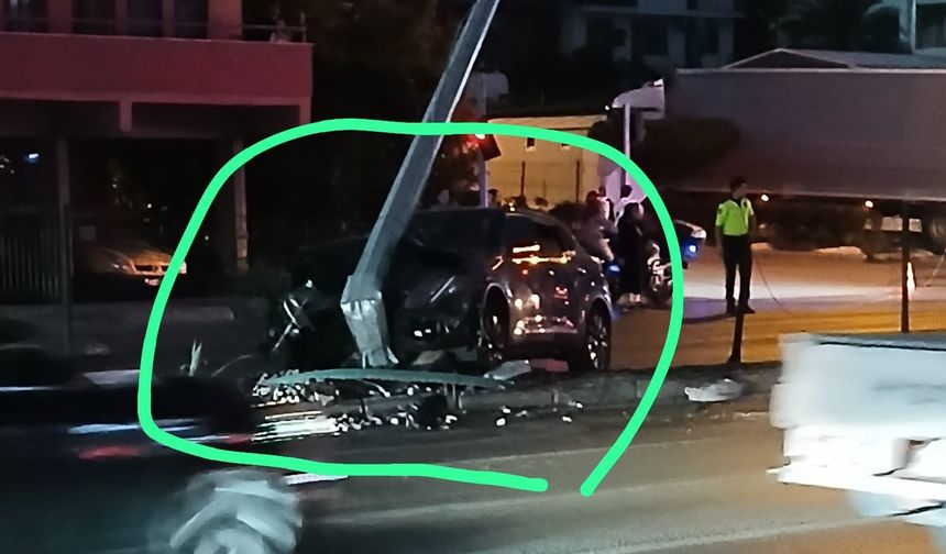 Alanya'da kaza: Araç kontrolden çıktı, elektrik direği devrildi