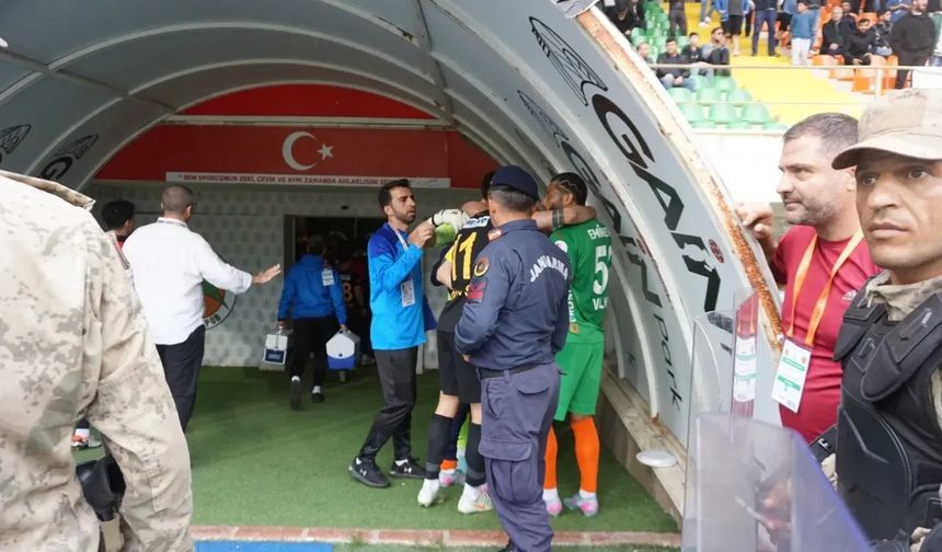 Alanya’da futbolcular arasında gerginlik yaşandı