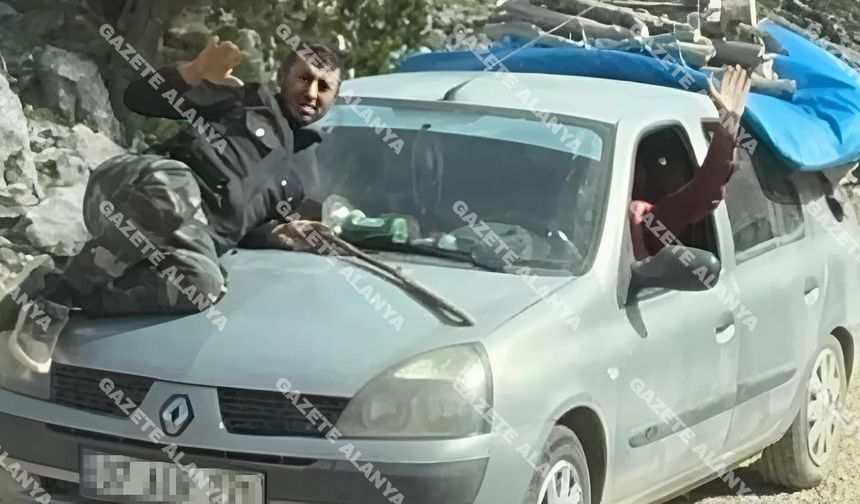 Görenler şaşkına döndü: Alanya’da kaputta tehlikeli yolculuk