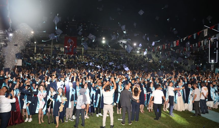 ALKÜ’nün 10. yılında mezuniyet coşkusu