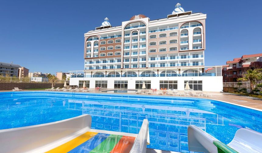 Alanya’da mühürlüydü! Hem yangın hem de müşteri çıktı