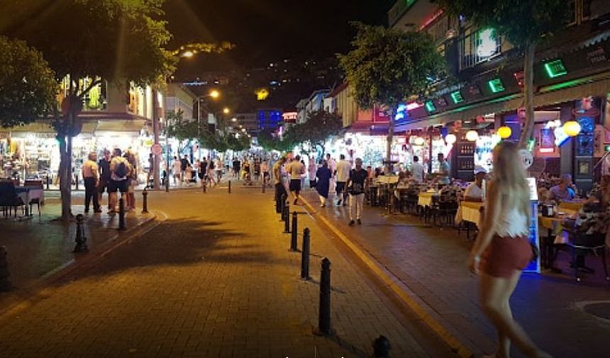 Alanya Barlar Sokağı’nda korkutan olay: Restoranın çatısı çöktü