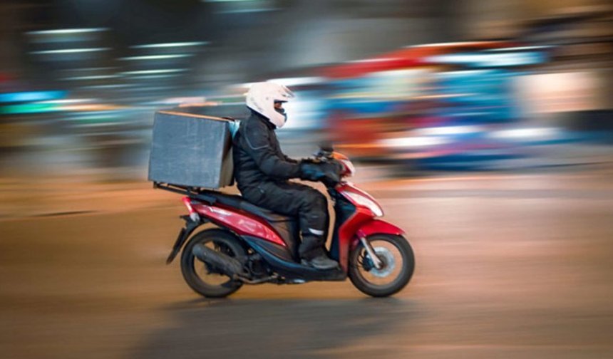 Komşuda motokurye savrularak devrildi