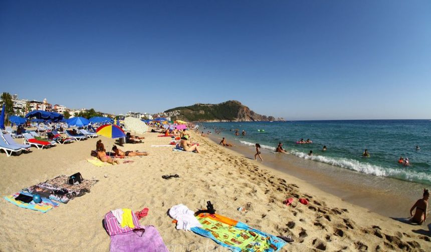 Alanya'ya yoğun ilgi: Doluluk yüz güldürdü, sahiller doldu, endişe ise sürüyor