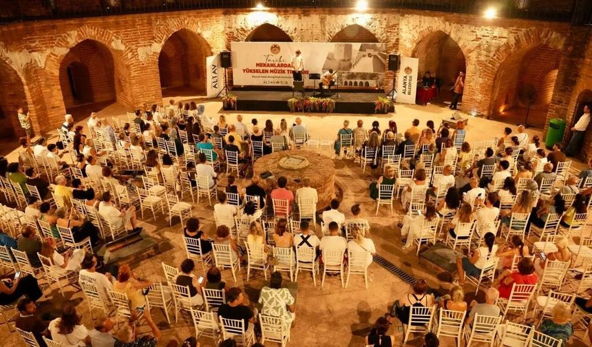 Alanya'da unutulmaz konser, tarih ve müzik buluştu